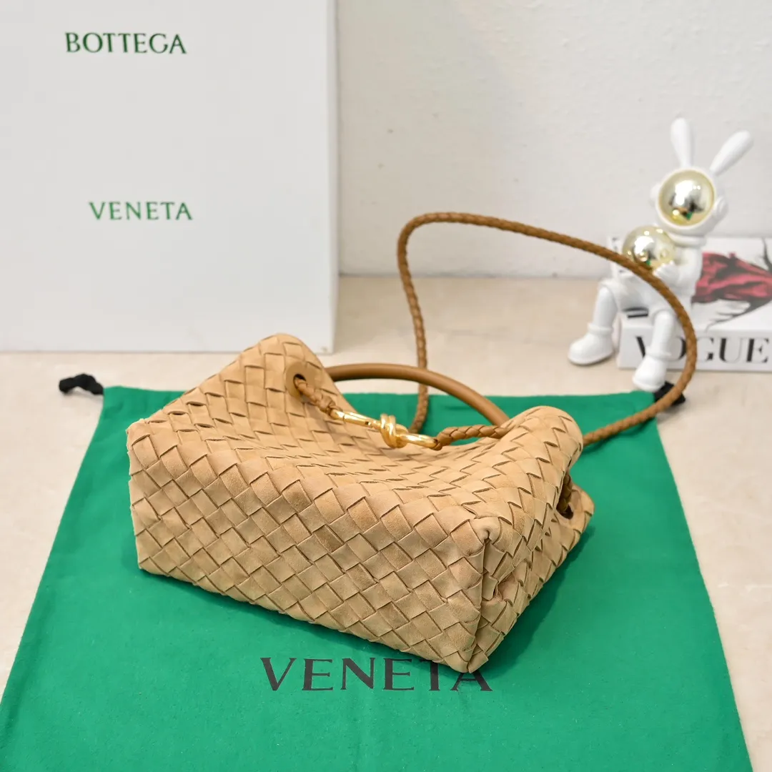 The 2024 new Andiamo batch 1920 BV has been shipped‼ ️Really popular🔥The new Andiamo woven handbag launched by Bottega Veneta this season is really popular all over the world! ! Celebrities at home and abroad have worn it, and Oscar-winning actress Michelle Yeoh has taken it out on the street. Song Jia, Trai Yara, Yu Feihong, Sanji Ayaka, Rosie Hunting-Whiteley, Yoshioka Riho, etc. have all picked up this bag. It is classic and versatile, showing off its temperament, and the bag capacity is also large, which is very convenient for daily commuting! ! A variety of carrying methods, the shoulder straps can be adjusted by yourself, the original lambskin feels soft and delicate, and the neutral style is created to break gender boundaries and bring a more practical and longer-lasting use experience. Andiamo, which has both elegant and casual styles, perfectly interprets the true appearance of "fashionable old money style". Style number: 7463 (suede) Size: 25*22*10.5cm